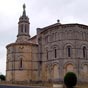 Chevet de l'église Notre-Dame de Bayon. Cette ancienne église prieurale est une des plus belles de la région. Cet imposant édifice date du XIIe siècle, son clocher surmonté d'une Vierge qui guide les pèlerins se voit de loin.